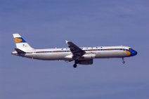 P1020537 D-AIRX, Lufthansa Airbus A321 in Retro Lackierung zu 50 jährigen Jubiläum der DLH 2005; Landeanflug; Flughafen Frankfurt;