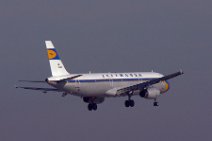 P1020540 D-AIRX, Lufthansa Airbus A321 in Retro Lackierung zu 50 jährigen Jubiläum der DLH 2005; Landeanflug; Flughafen Frankfurt;