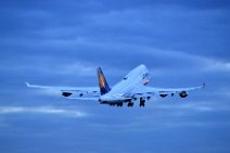 20140217_174539_LUFTHANSA_Boeing_B747-400_D-ABVX_take_off_2