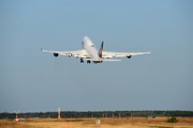 20160907_181358_LUFTHANSA_Boeing_B747-400_D-ABVW_take_off_RWY07C_EDDF