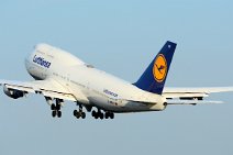 20160907_181524_LUFTHANSA_Boeing_B747-400_D-ABVY_take_off_RWY07C_EDDF