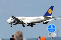 20150517_095435_LUFTHANSA_B747-8_Siegerflieger_D-ABYI_landing