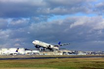 20151209_141939_United Airlines_Boeing_787_take_off_EDDF_RWY25C