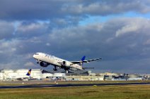 20151209_141939_United Airlines_Boeing_787_take_off_EDDF_RWY25C_2