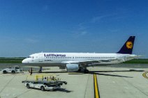 Lufthansa Airbus A320 during push-back in LFPG 2 Lufthansa Airbus A320 during push-back in LFPG 2.jpg
