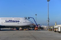 20131031_090142Lufthansa_Boeing_B747-8_window_cleaning