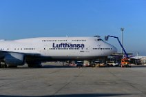 20131031_090316Lufthansa_Boeing_B747-8_window_cleaning