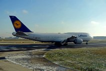 LUFTHANSA - BOEING B747-8 - D-ABYU - HOLD SHORT 25R EDDF LUFTHANSA - BOEING B747-8 - D-ABYU - HOLD SHORT 25R EDDF