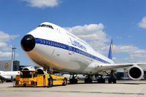 20150519_124254_LUFTHANSA_B747-8_D-ABYT_RETRO_push-back_with_Retro_truck