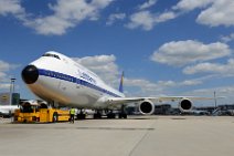20150519_124259_LUFTHANSA_B747-8_D-ABYT_RETRO_push-back_with_Retro_truck