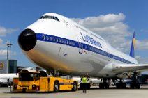 20150519_124307_LUFTHANSA_B747-8_D-ABYT_RETRO_push-back_with_Retro_truck