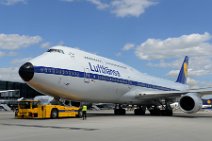 20150519_124322_LUFTHANSA_B747-8_D-ABYT_RETRO_push-back_with_Retro_truck