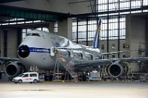 20150520_113336_LUFTHANSA_B747-8_D-ABYT_in_maintenance_hangar_Frankfurt