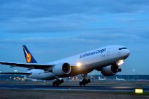 20140217_180255_LUFTHANSA_CARGO_Boeing_B777F_D-ALFB_take_off_2