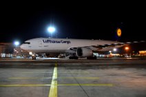20140217_192027_LUFTHANSA_CARGO_Boeing_B777F_D-ALFA_parking