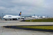 Lufthansa Boeing B757-400 and other on taxiway N in EDDF Lufthansa Boeing B757-400 and other on taxiway N in EDDF.jpg