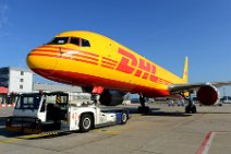 20160907_170937_DHL_Boeing_B757_on_tow