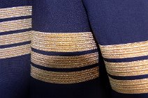 P1000701 je ein Ärmel der Uniformjacken (Lufthansa) der Piloten: von linkes nach rechts: Kapitän, Senior First Officer, First Officer