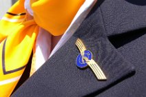 P1010618 Uniform Lufthansa Flugbegleiterin; Schwinge (Spange); FB, Stewardess
