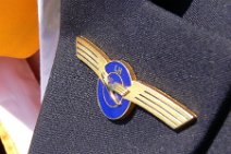 P1010619B Uniform Lufthansa Flugbegleiterin; Schwinge (Spange); FB, Stewardess