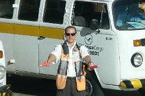 P1000746 Flughafen Guarulhos International Sao Paulo, Einwinkel, Marshaller, Vorfeldaufsicht