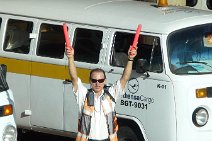 P1000748 Flughafen Guarulhos International Sao Paulo, Einwinkel, Marshaller, Vorfeldaufsicht