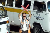 P1000749 Flughafen Guarulhos International Sao Paulo, Einwinkel, Marshaller, Vorfeldaufsicht; Signal: STOPP