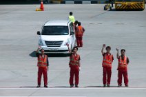 P1090968 Flughafenmitarbeiter (Bodencrew) verabschieden ein Flugzeug |airport ground staff say goodbye to an aircaft