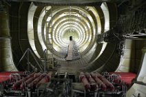 P1010647 Blick in den Rumpf des riesigen flugfähigen Holzflugzeuges Spruce Goose von Howard Hughes (bekannt aus dem Film 