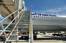 DSC_7976 Lufthansa Airbus A340-600 D-AIHA Rumpf mit Fluggastbruecke |Lufthansa Airbus A340-600 D-AIHA nacelle with jetbridge|