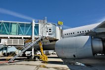 DSC_7987 Lufthansa Airbus A340-600 D-AIHA Rumpf mit Fluggastbruecke |Lufthansa Airbus A340-600 D-AIHA nacelle with jetbridge|