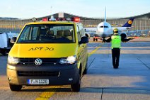 MARSHALLER GUIDING LAST LUFTHANSA BOEING B737 FLIGHT TO PARKING - EDDF 31 OCTOBER 2016