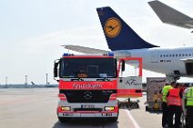 DSC_3442 Flughafen-Feuerwehr an Lufthansa Flugzeug |fire engine of the airport fire department at a Lufthansa jet
