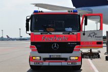 DSC_3443 Flughafen-Feuerwehr an Lufthansa Flugzeug |fire engine of the airport fire department at a Lufthansa jet