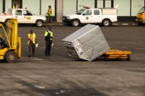P1050998 Ein Luftfrachtcontainer ist vom Transportwagen gerutscht; Ort: Flughafen Lagos, Nigeria