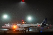 De-Icing of Lufthansa Airbus A321 during night - EDDF - Germany 02 De-Icing of Lufthansa Airbus A321 during night - EDDF - Germany 02