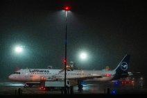 De-Icing of Lufthansa Airbus A321 during night - EDDF - Germany 03 De-Icing of Lufthansa Airbus A321 during night - EDDF - Germany 03