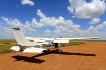 CESSNA 182 ON KICHWA TEMBO AIRSTRIP - MASAI MARA - KENYA 1