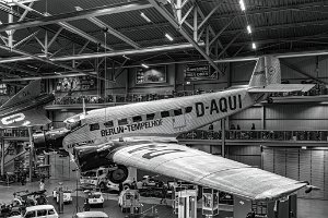 13_1 SPECIAL JU 52 BLACK + WHITE