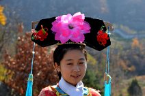 20141103_062904_chinese_lady_in_traditional_costum_HUSHAN_GREAT_WALL_DANDONG_CHINA