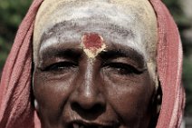 FACES OF INDIA 01 Potrait einer obdachlosen Bettlerin vor einem Tempel |portrait of a homeless beggar in front of a temple|