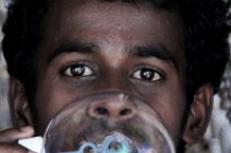 FACES OF INDIA 03 Potrait einer obdachlosen Bettlerin vor einem Tempel |portrait of a homeless beggar in front of a temple|