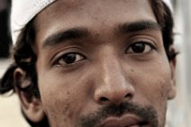FACES OF INDIA 07 Potrait einer obdachlosen Bettlerin vor einem Tempel |portrait of a homeless beggar in front of a temple|