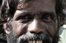 FACES OF INDIA 08 Potrait einer obdachlosen Bettlerin vor einem Tempel |portrait of a homeless beggar in front of a temple|