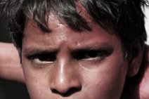 FACES OF INDIA 09 Potrait einer obdachlosen Bettlerin vor einem Tempel |portrait of a homeless beggar in front of a temple|