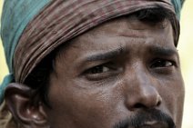 FACES OF INDIA 11 Potrait einer obdachlosen Bettlerin vor einem Tempel |portrait of a homeless beggar in front of a temple|