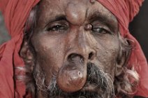 FACES OF INDIA 12 Potrait einer obdachlosen Bettlerin vor einem Tempel |portrait of a homeless beggar in front of a temple|