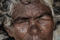 FACES OF INDIA 13 Potrait einer obdachlosen Bettlerin vor einem Tempel |portrait of a homeless beggar in front of a temple|