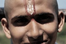 FACES OF INDIA 14 Potrait einer obdachlosen Bettlerin vor einem Tempel |portrait of a homeless beggar in front of a temple|
