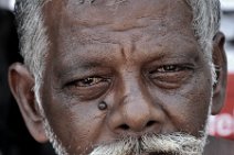 FACES OF INDIA 15 Potrait einer obdachlosen Bettlerin vor einem Tempel |portrait of a homeless beggar in front of a temple|
